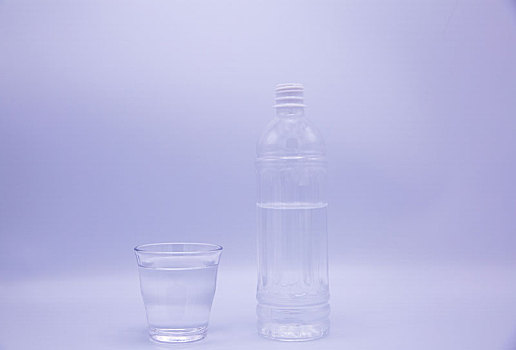 装水的瓶子和杯子