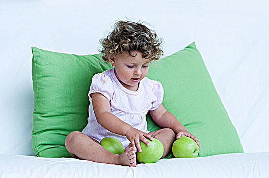 小女孩,玩,青苹果,沙发