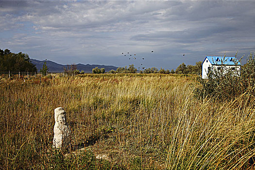 中哈边境,巴克图口岸旁的石人,新疆塔城