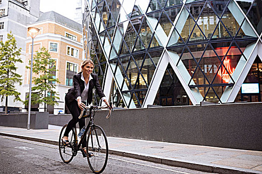 职业女性,自行车,瑞士再保险塔,伦敦,英国