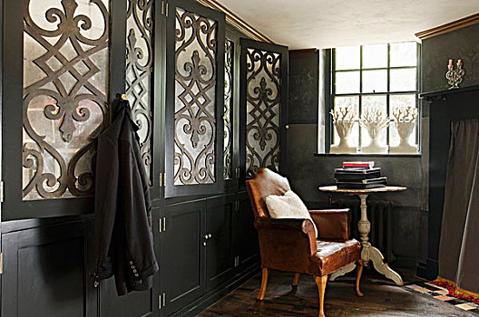 皮制扶手椅,桌子,靠近,窗,正面,黑色,柜橱,木头,玻璃门,地下室,前厅