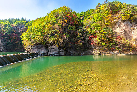 湖泊与悬崖的秋季景观