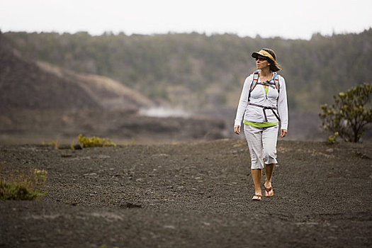 女人,远足,火山口,夏威夷火山国家公园,夏威夷