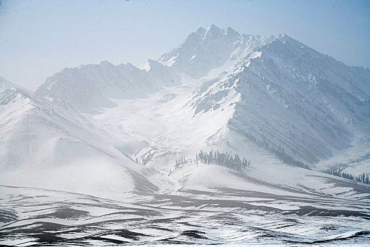 冬季草原雪山