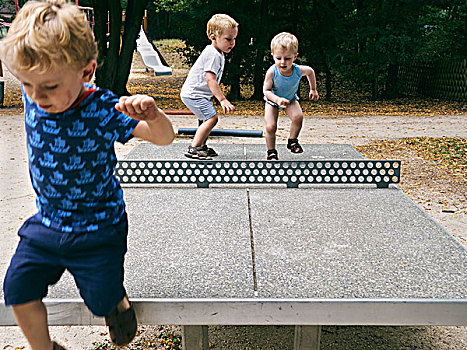 三个男孩,攀登,乒乓球,桌子
