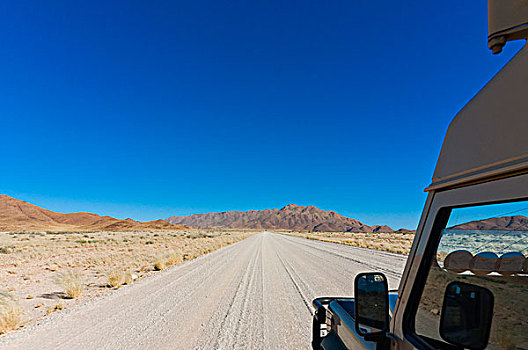 汽车,碎石路,纳米布沙漠,纳米比亚,非洲