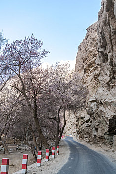 喀什地区昆仑山春季风光