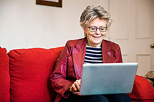 老年,女人,客厅,沙发,打字,笔记本电脑
