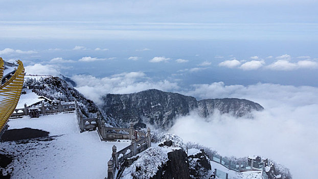 航拍四川峨眉山冬日云海雪中大气美景