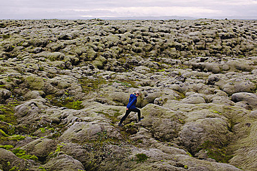 侧面视角,中年,女人,走,上方,火山地貌,冰岛