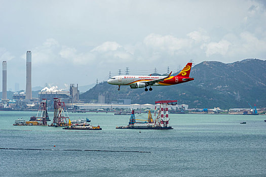 一架香港航空的客机正降落在香港国际机场