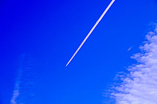 飞机飞过的蓝天和轨迹