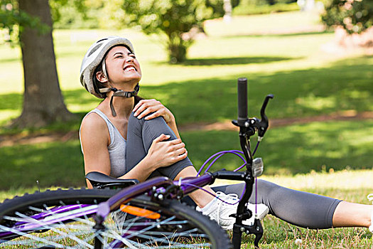 女性,骑自行车,受伤,腿,坐,公园