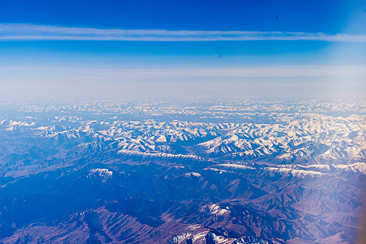 飞往拉萨的飞机上航拍雪山