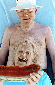 老人,两个,西瓜,吃,愉悦,一对,退休老人,70-80岁,度假,夏天,清爽,瓜,女人,有趣,喜悦,幽默,活力,男人,裸露上身