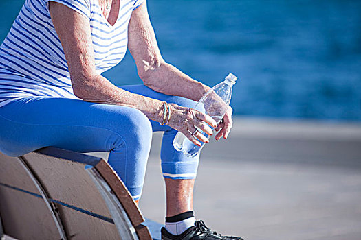 老年,女人,海洋,拿着,瓶装水