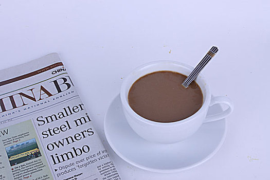 一杯咖啡和一份英文报纸