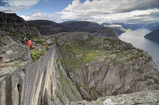 游客,站立,悬崖,高处,吕瑟峡湾,罗加兰郡,挪威,斯堪的纳维亚,欧洲