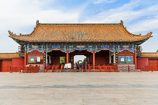 中国河南省开封市龙亭公园景区入口中式建筑