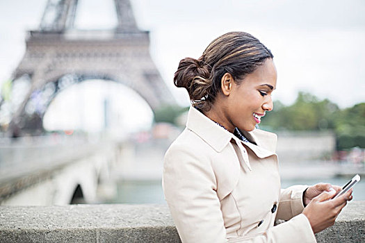 职业女性,手机,靠近,埃菲尔铁塔,巴黎,法国