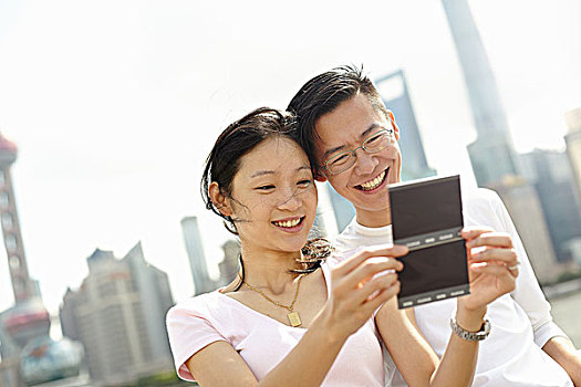 游客,情侣,看,拍摄,照片,外滩,上海,中国