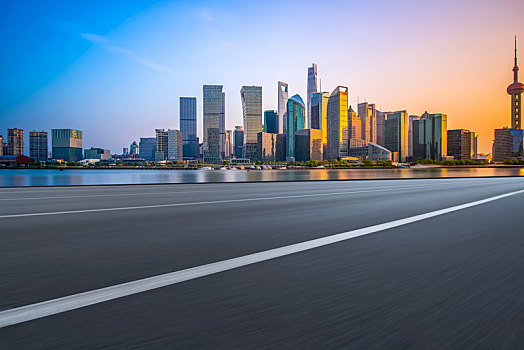 道路交通和上海陆家嘴建筑夜景