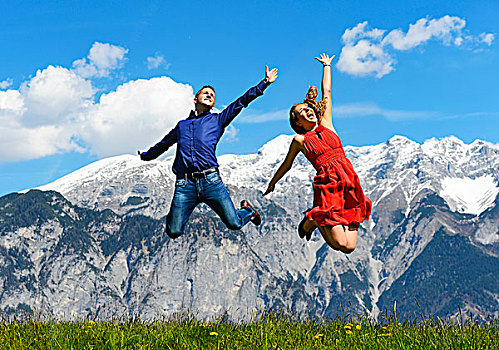 男人,女人,跳跃,草地,春天,山,背影,提洛尔,奥地利,欧洲