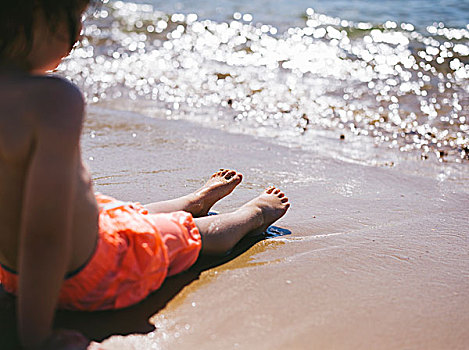 男孩,坐,沙子,水边,看,波浪,海滩