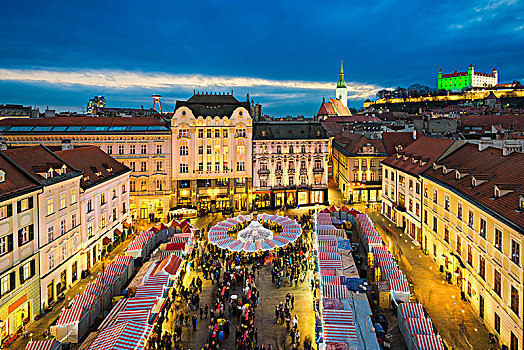 圣诞市场,布拉迪斯拉瓦,斯洛伐克,夜晚