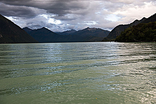 西藏林芝巴松错绿色的湖