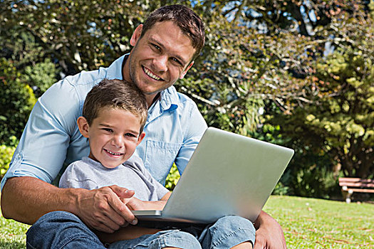 微笑,儿子,爸爸,笔记本电脑,膝,公园