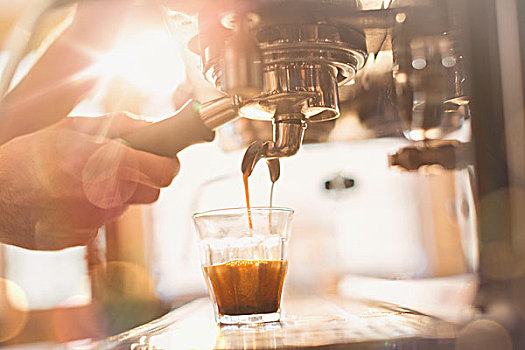 特写,手,咖啡师,浓缩咖啡机,咖啡