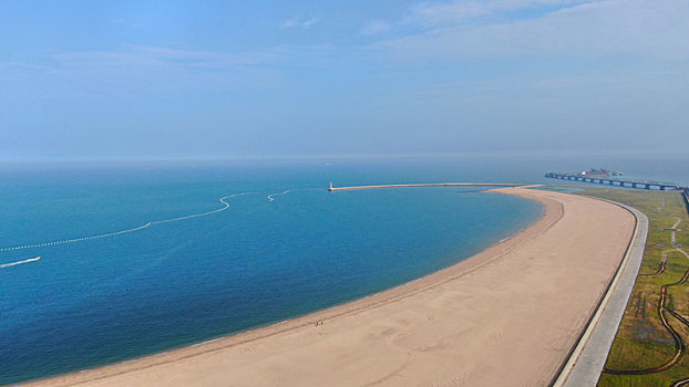 碧波万顷的日照海龙湾,1800多米的金沙滩宛如城市金腰带