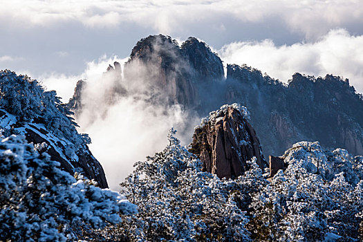 中国安徽黄山风景区,冬日雪后奇峰怪石林立,云雾飘渺宛若仙境