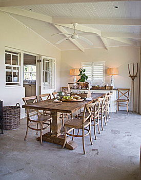 长,木质,餐桌,椅子,水泥地,仰视,风扇,白色背景,天花板