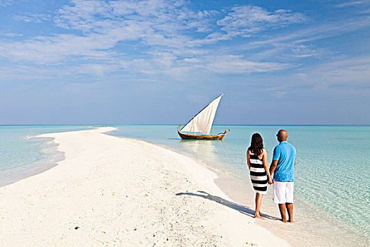 马尔代夫,环礁,岛屿,情侣,蜜月,站立,看,传统,独桅三角帆船,沙洲