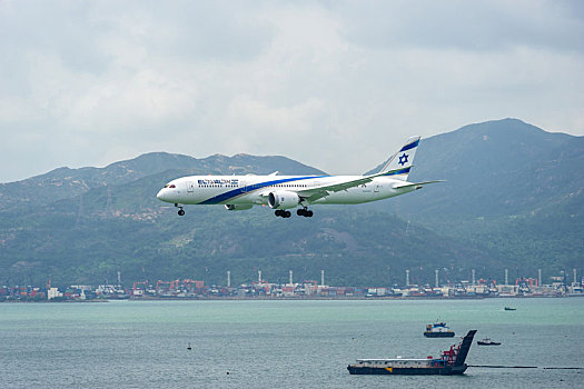 一架以色列航空的客机正降落在香港国际机场