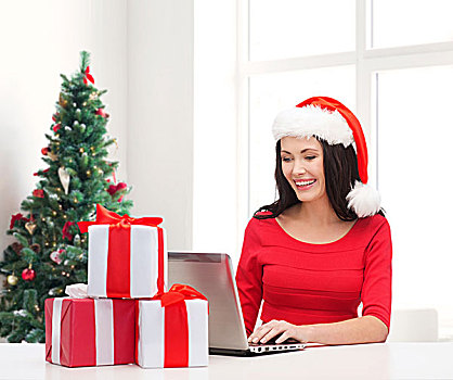 休假,科技,人,概念,微笑,女人,圣诞老人,帽子,礼盒,笔记本电脑,上方,客厅,圣诞树,背景