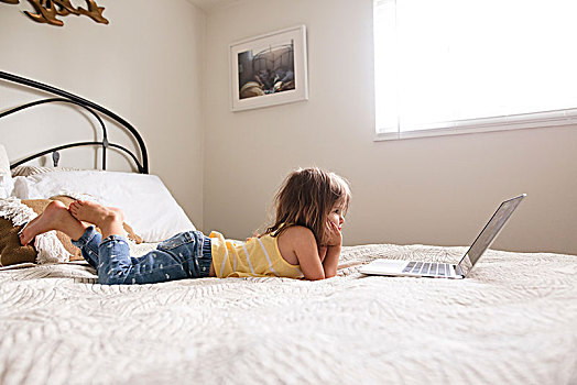 女孩,穿,牛仔裤,黄色,上面,躺着,正面,床,使用笔记本,电脑,显示屏,时间,交际,网络