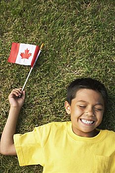 男孩,肖像,躺着,草,拿着,加拿大国旗