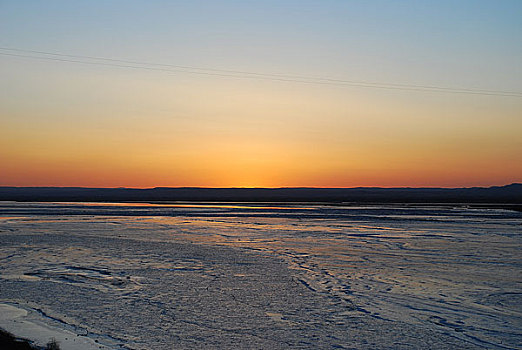 冬天黄昏结冰的黄河冰面