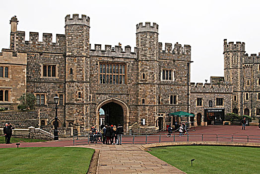 温莎城堡下区主要是城堡的出入口,图为温莎堡下区的大门