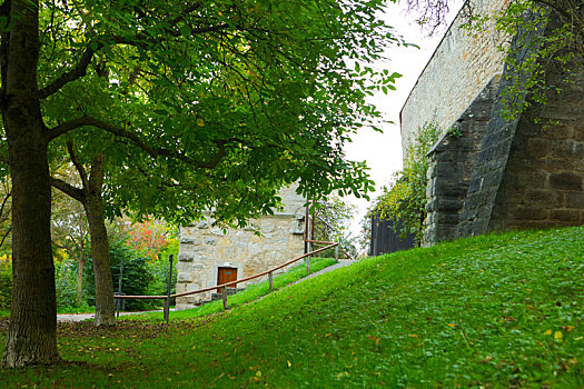 德国巴利亚伐罗腾堡童话镇城墙边的绿地