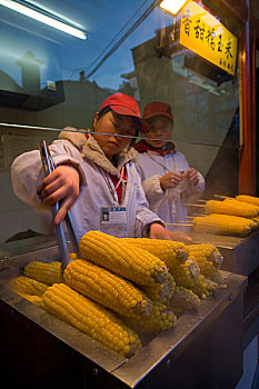 北京王府井小吃街上的玉米
