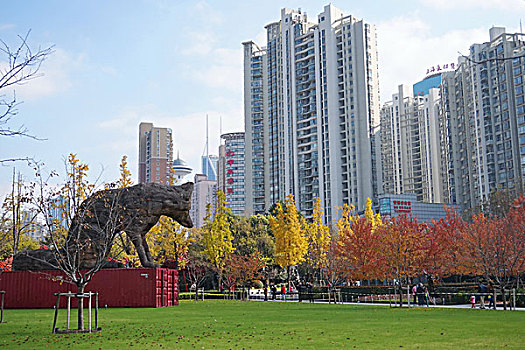 上海自然博物馆建筑外观和雕塑公园景致