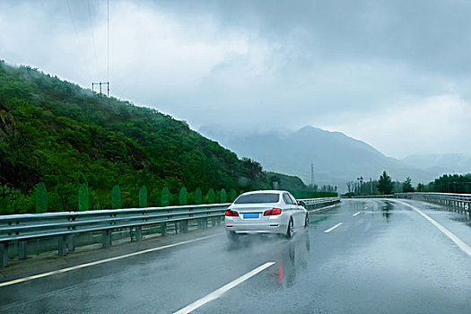 山间公路穿行于云雾之中