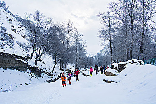 冬天雪地徒步的人群