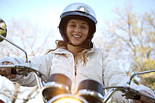 肖像,微笑,女青年,坐,摩托车