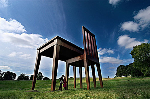 大,椅子,桌子,超现实,雕塑,公园,情侣,吻