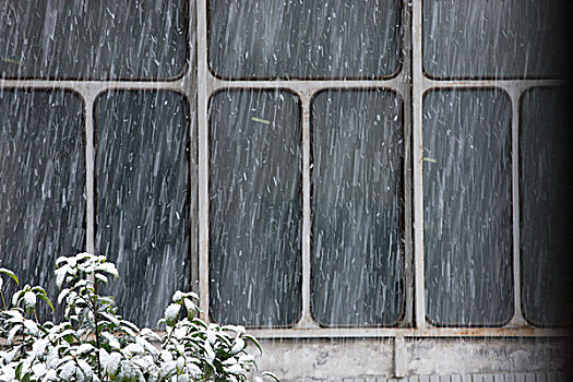 以窗户为背景的下雪天